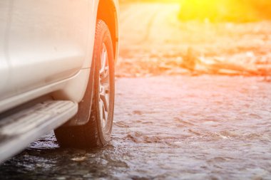 4 'e 4 büyüklüğünde bir off road arabası nehri geçiyor..