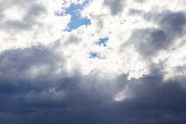 Gökyüzü, yaz boyunca gündüz desenli güzel bir buluttur. Panoramik bir görüntüdür..