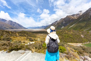 Asyalı kız sırt çantası, tatil konsepti seyahatinde dinlenme zamanı, seçici ve yumuşak odak, hippi tarzının renk tonu..