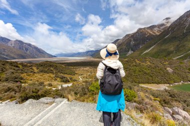 Asyalı kız sırt çantası, tatil konsepti seyahatinde dinlenme zamanı, seçici ve yumuşak odak, hippi tarzının renk tonu..
