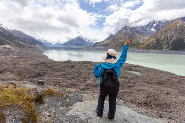 Asyalı kız sırt çantası, tatil konsepti seyahatinde dinlenme zamanı, seçici ve yumuşak odak, hippi tarzının renk tonu..