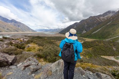 Asyalı kız sırt çantası, tatil konsepti seyahatinde dinlenme zamanı, seçici ve yumuşak odak, hippi tarzının renk tonu..