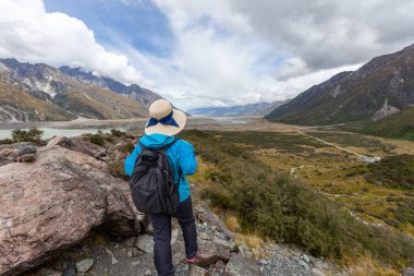 Asyalı kız sırt çantası, tatil konsepti seyahatinde dinlenme zamanı, seçici ve yumuşak odak, hippi tarzının renk tonu..