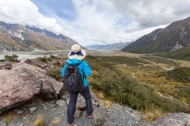 Asyalı kız sırt çantası, tatil konsepti seyahatinde dinlenme zamanı, seçici ve yumuşak odak, hippi tarzının renk tonu..