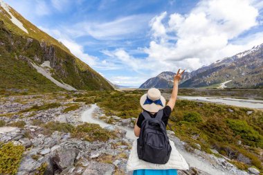 Asyalı kız sırt çantası, tatil konsepti seyahatinde dinlenme zamanı, seçici ve yumuşak odak, hippi tarzının renk tonu..