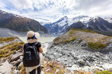 Asyalı kız sırt çantası, tatil konsepti seyahatinde dinlenme zamanı, seçici ve yumuşak odak, hippi tarzının renk tonu..