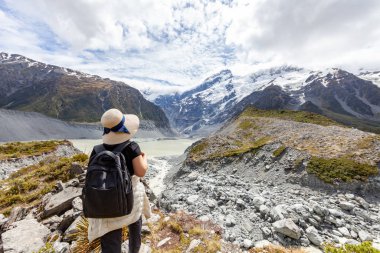 Asyalı kız sırt çantası, tatil konsepti seyahatinde dinlenme zamanı, seçici ve yumuşak odak, hippi tarzının renk tonu..