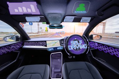 Akıllı araba (Hud) konsepti. Araçta boş kokpit ve otomatik sürüş modu. Özerk araba.