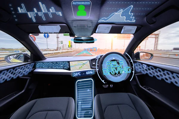 Akıllı araba (Hud) konsepti. Araçta boş kokpit ve otomatik sürüş modu. Özerk araba.
