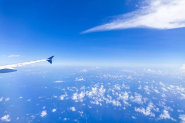 Güzel bir sahil, Maldivler 'de güneşli bir gün. Yaz seyahati ve turizm, tatil beldesi konsepti.