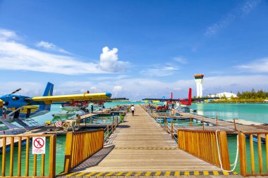Güzel bir sahil, Maldivler 'de güneşli bir gün. Yaz seyahati ve turizm, tatil beldesi konsepti.