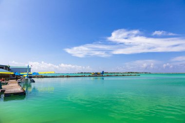 Güzel bir sahil, Maldivler 'de güneşli bir gün. Yaz seyahati ve turizm, tatil beldesi konsepti.