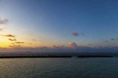 Güzel bir sahil, Maldivler 'de güneşli bir gün. Yaz seyahati ve turizm, tatil beldesi konsepti.