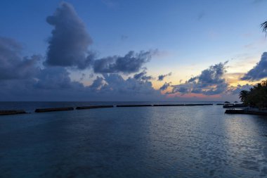 Güzel bir sahil, Maldivler 'de güneşli bir gün. Yaz seyahati ve turizm, tatil beldesi konsepti.
