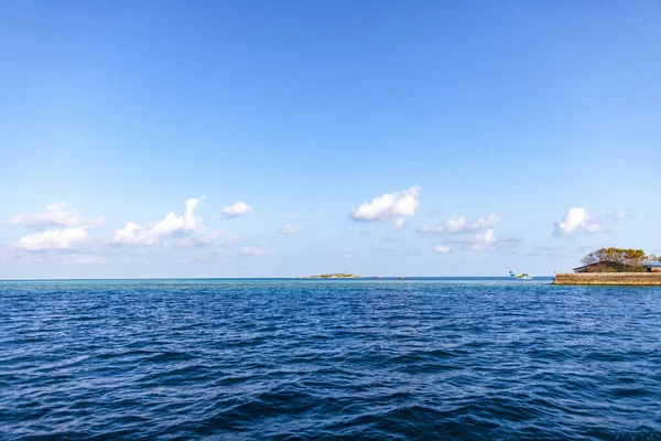 Praia Bonita Dia Ensolarado Nas Maldivas Viagens Verão Turismo Conceito — Fotografia de Stock
