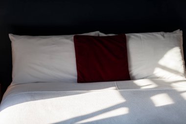 Yatak odasının iç dekorasyonunda rahat bir yastık..