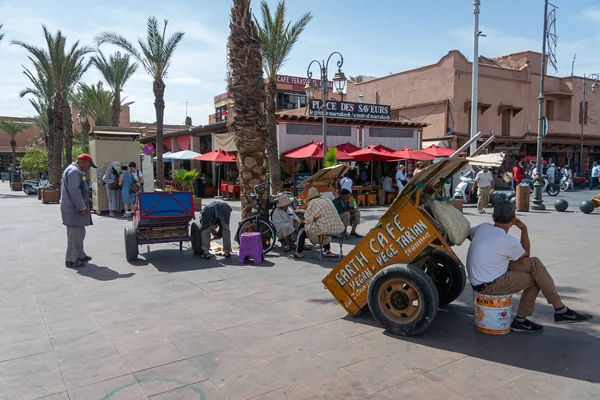 Hombre y personas con carretillas en Marrakech. Marruecos, en octubre 2019 —  Fotos de Stock