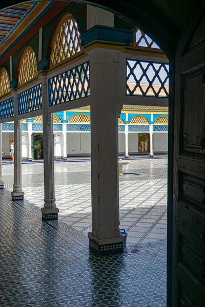 마라 케 치에 있는 바이아 궁전의 격자와 기둥들. 모로코 — 스톡 사진