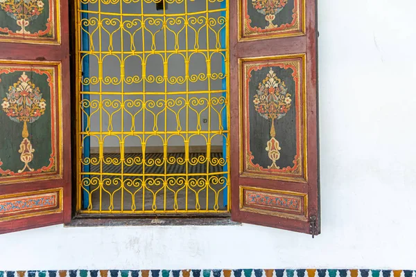 Detalj av gula dekorativa staket av ett fönster i Bahia palatset i Marrakech. Marocko — Stockfoto