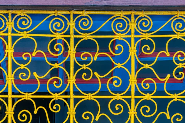 Detalj av gula dekorativa staket av ett fönster i Bahia palatset i Marrakech. Marocko — Stockfoto
