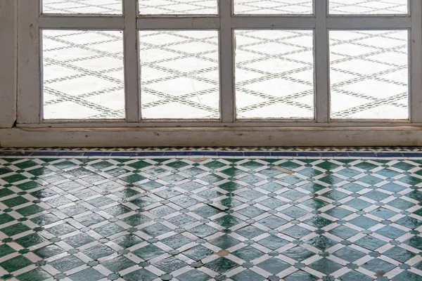 Geometriskt dekorativt golv på gården till Bahia palatset i Marrakech. Marocko — Stockfoto