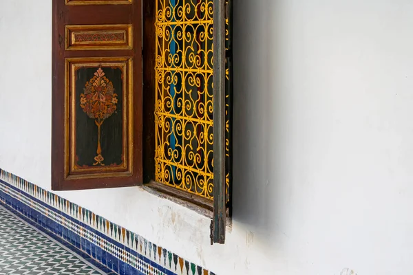 Detalhe de cerca decorativa amarela de uma janela do palácio Bahia em Marrakech. Marrocos — Fotografia de Stock