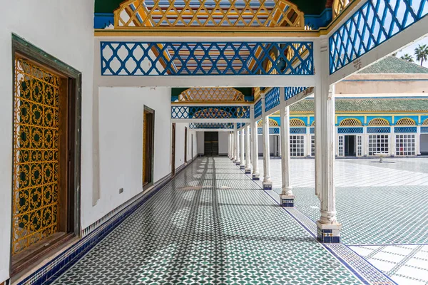 Reticulados e colunas do palácio baiano em Marraquexe. Marrocos — Fotografia de Stock