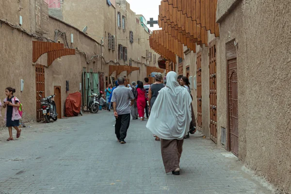 Pessoas e vida urbana nas ruas da medina de Marrakech. Marrocos em outubro 2019 — Fotografia de Stock