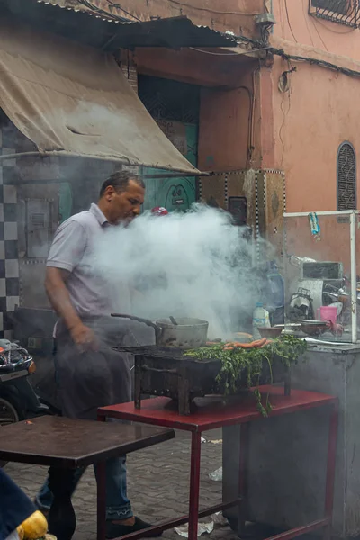 マラケシュの通りで料理をしている男。モロッコ、 2019年10月 — ストック写真