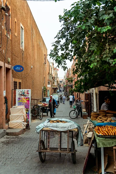 マラケシュのメディアの通りの人々と都市生活。モロッコ2019年10月 — ストック写真