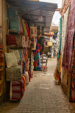 Marakeş 'te halı satışı. Fas