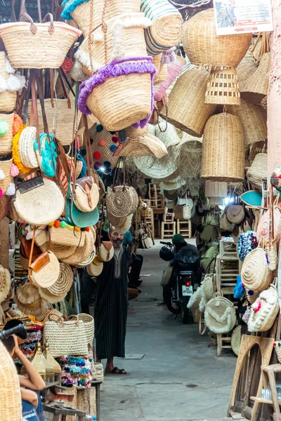 マラケシュの屋台でわら袋を売っている男。モロッコ、 2019年10月 — ストック写真