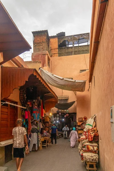 マラケシュでカーペットの販売を停止します。モロッコ2019年10月 — ストック写真