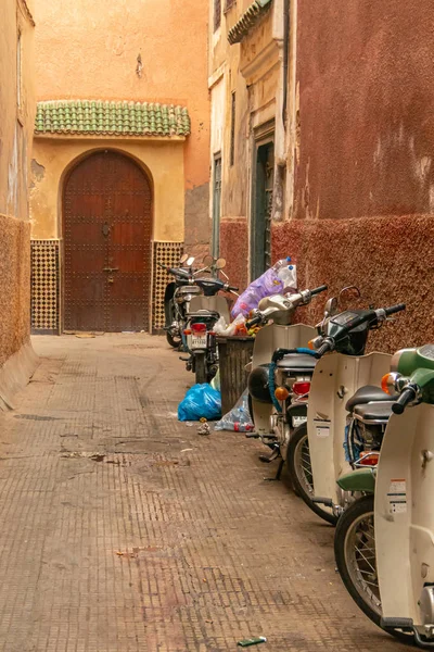Beco com motos da Medina de Marrakech. Marrocos . — Fotografia de Stock
