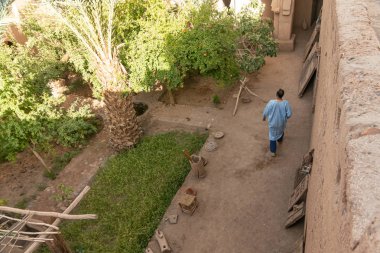 Arap adam Kasbah Amridil 'de yürüyor, Ouled Yaacoub, Skoura. Fas..