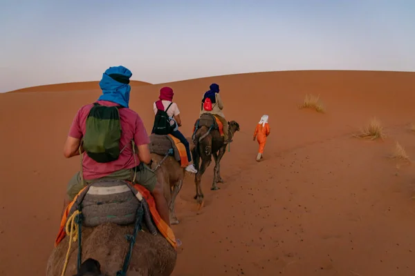 Sahra Çölü 'nde devenin üzerindeki insanlar. Fas — Stok fotoğraf