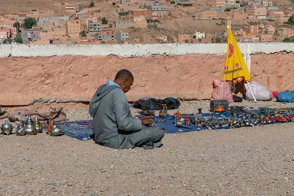 ブーメラン・ダッズでお土産を売るアラブ人。モロッコ。2019年10月 — ストック写真