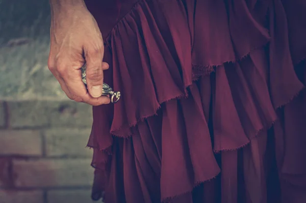 Το χέρι της γυναίκας σε κόκκινο φόρεμα κρατά ένα ρολόι — Φωτογραφία Αρχείου