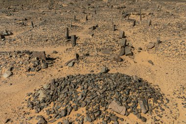 Eski Merzouga kasabasındaki eski Berber mezarlığı. Fas