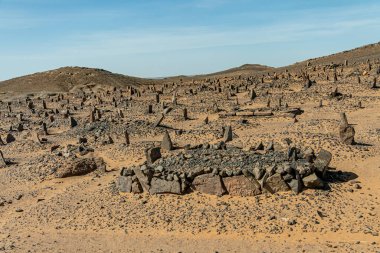 Eski Merzouga kasabasındaki eski Berber mezarlığı. Fas