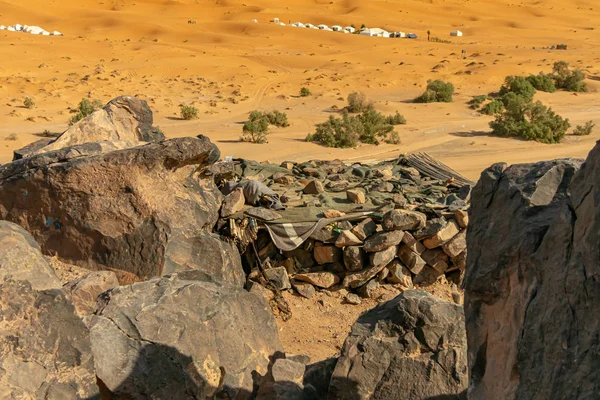 Typowy pustynny krajobraz w Atlasie pustyni Sahara w Maroku z turystycznymi jaimas — Zdjęcie stockowe