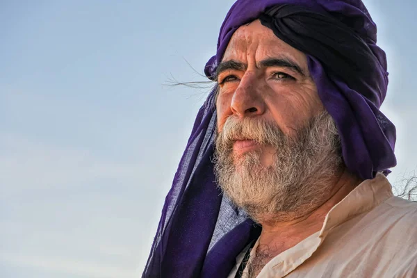 Porträtt av vit man med vitt skägg i öknen i Marocko — Stockfoto