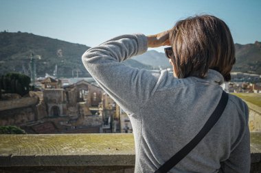 Kartagena Roma Tiyatrosu 'na bakan bir kadın. Murcia. Sp