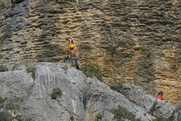 Mann klettert auf eine Mauer des Caputa-Brunnens. Murcia Dezember 2019. — Stockfoto