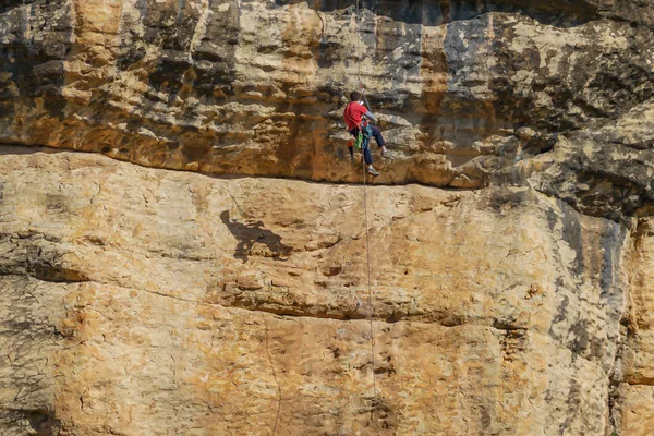 Man klimmend op een muur van Caputa Fontein. Murcia december 2019. — Stockfoto