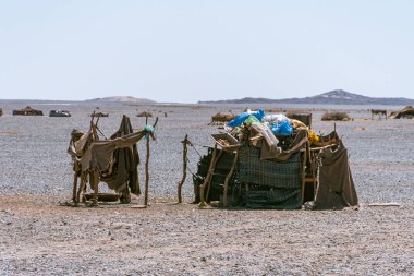 Arap göçebeler tarafından Merzouga Çölü 'nde kullanılan Jaimas. Fas