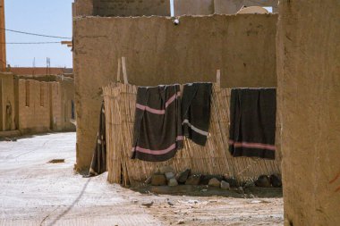 Merzouga şehrinde kerpiç evleri olan sokaklar. Fas