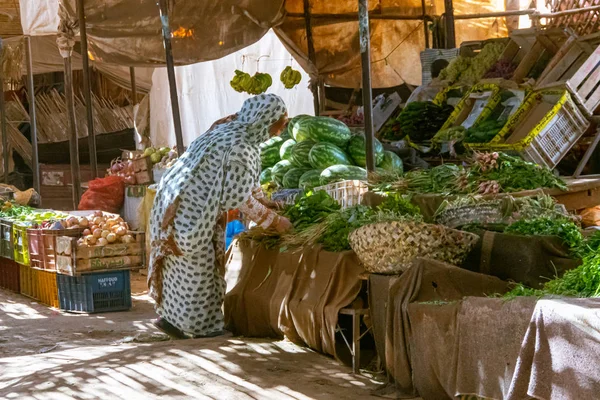 メルツーガモロッコ2019年10月3日。mでのアラブ女性のショッピング — ストック写真