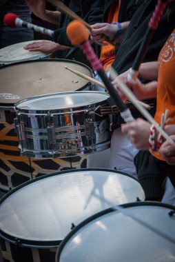 Davullar, batucada bir gösteride müzik yapıyor