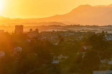 Aledo kasabasında günbatımı. Murcia